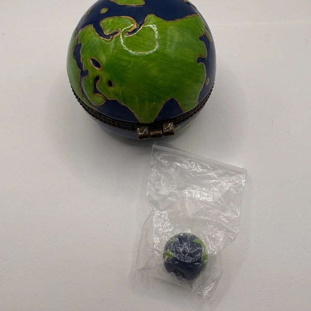 World Green & Blue Round Trinket Box